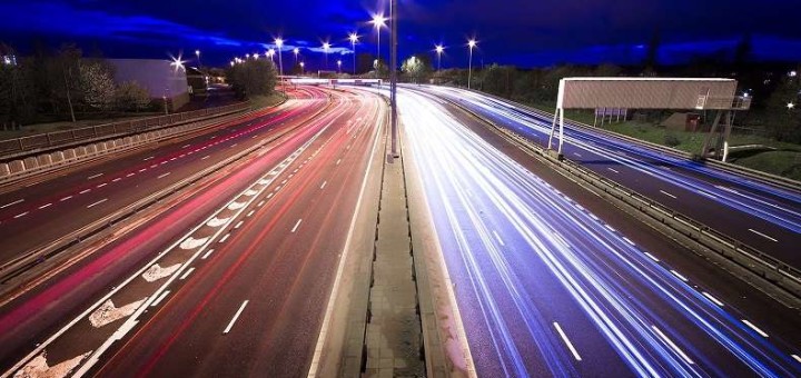 autostrada con ricarica wireless