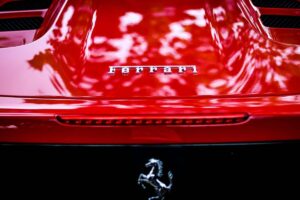 Il retro di una Ferrari con logo e nome