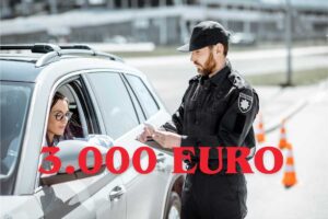 Un poliziotto eleva una contravvenzione ad una conducente