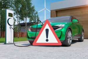 Un'auto elettrica in ricarica: c'è un problema di non poco conto