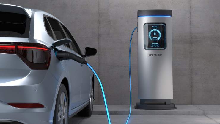 Un'auto elettrica attaccata ad una colonnina di ricarica