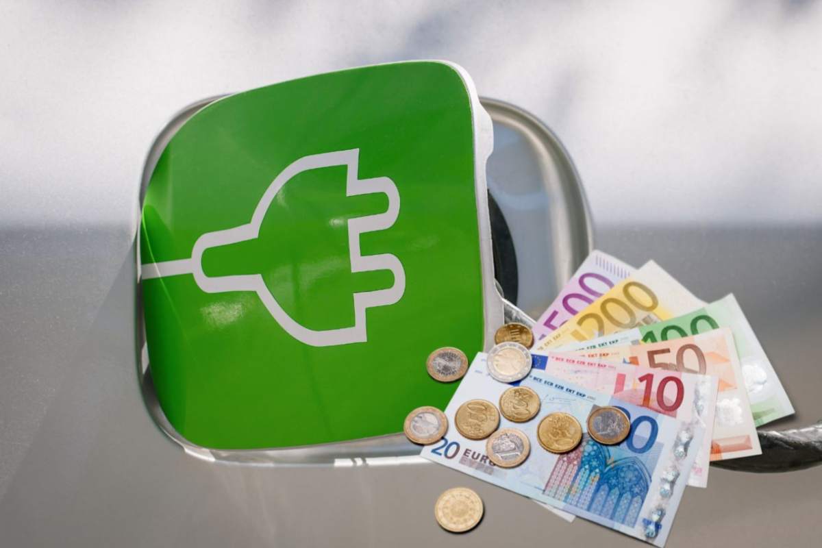 Lo sportello di ricarica di un'auto elettrica e banconote e monete di euro