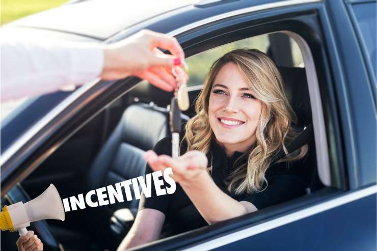 Donna acquista un'auto, c'è speranza con gli incentivi