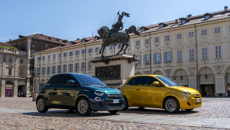 Due esemplari della nuova FIAT 500 Hybrid Torino