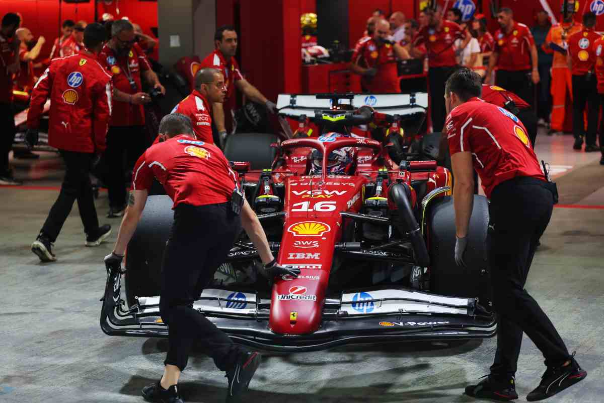 Leclerc nel box Ferrari