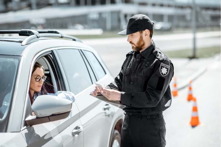 Un poliziotto eleva una multa ad una automobilista