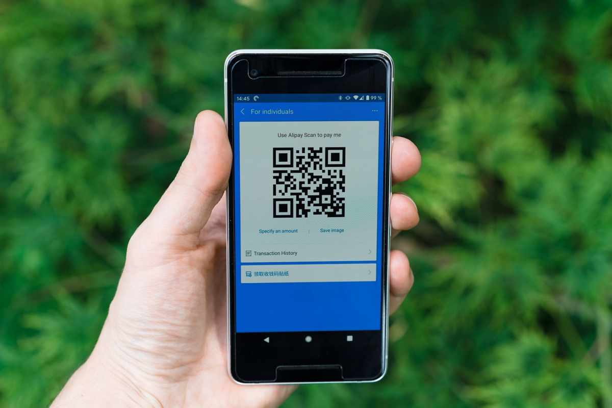Così ti fregano i soldi con un QR Code: la nuova truffa sta mietendo vittime ovunque, scansione fatale