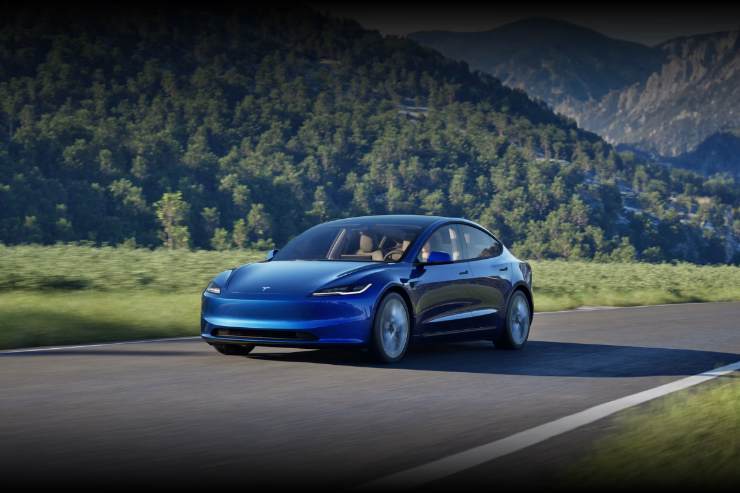 Una Tesla Model 3 in marcia