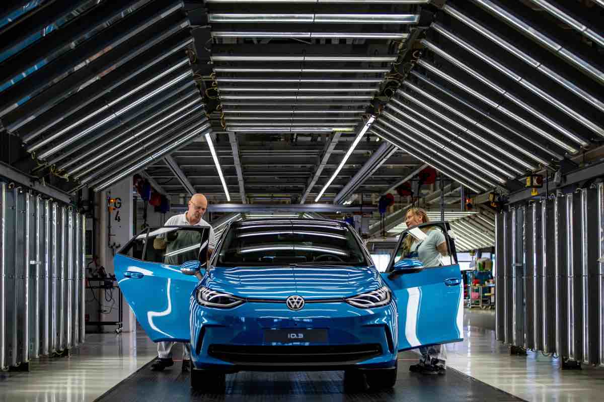 Volkswagen come FIAT, 2 fabbriche ferme: l’elettrico costa carissimo