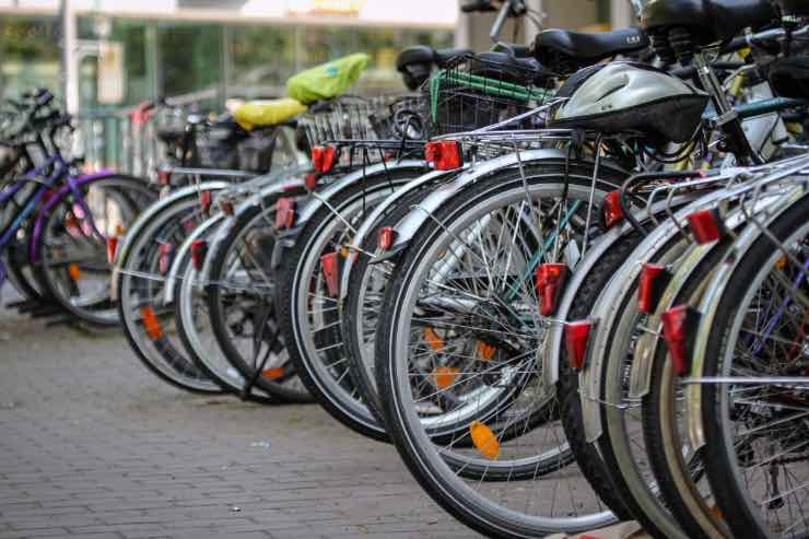 Parcheggio bici moto multa 800 euro