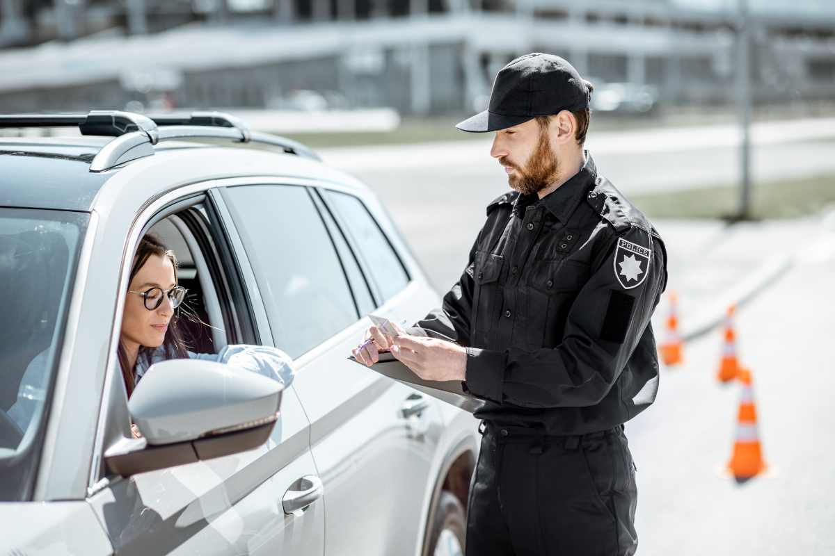 Un poliziotto multa una donna 
