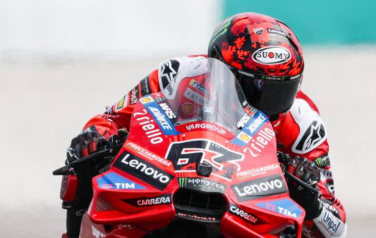 Pecco Bagnaia raggiunge Marquez e Martin